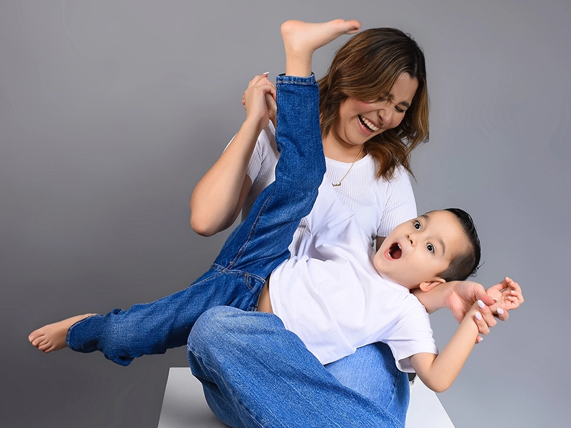 foto espontanea de madre e hijo